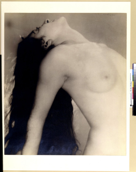 La photographie en cent chefs-d'oeuvre : Man Ray (1890-1976). Grand nu renversé en arrière. 1923 Tirage argentique. 54 x 47 cm Acquisition auprès de l’auteur en 1958 © MAN RAY TRUST / ADAGP, Paris 2012 BnF, Estampes et photographie